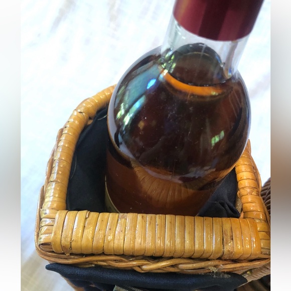 Vintage Insulated Wine Picnic Basket with Wine Journal and other Accessories - Picture 6 of 13